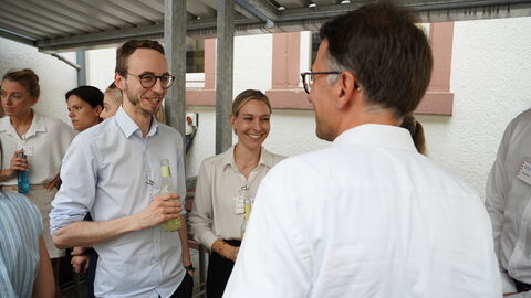 Justizminister Heinz unterhält sich mit Rechtsreferendarinnen und Rechtsreferendaren