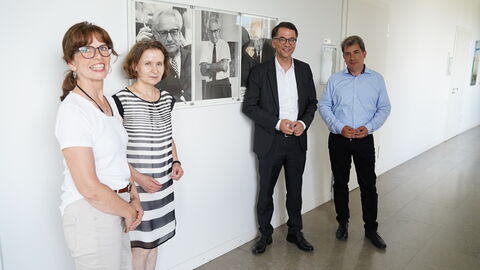 Justizminister Heinz besucht das Fritz-Bauer-Institut Justizminister Heinz steht mit weiteren Personen in einem Gang, sie sind alle der Kamera zugewandt.