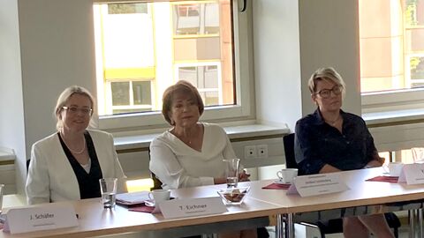 Justizstaatssekretärin Tanja Eichner im Gespräch Ein Konferenzraum. 3 Frauen, darunter auch Justizstaatssekretärin Tanja Eichner sitzen an einem Tisch.