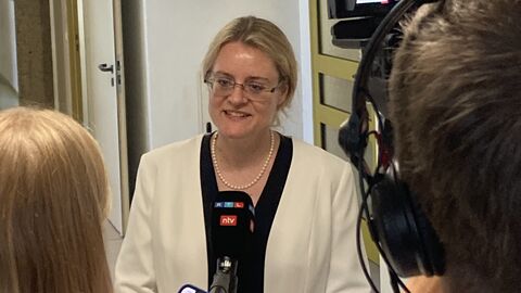 Justizstaatssekretärin Eichner im Interview Justizstaatssekretärin Eichner spricht in ein Mikrofon. Vor ihr stehen zwei Personen, eine hält das Mikrofon, die andere eine Kamera.