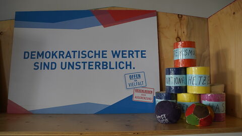 Initiative Offen für Vielfalt Ein Schild mit der Aufschrift "Demokratische Werte sind unsterblich."