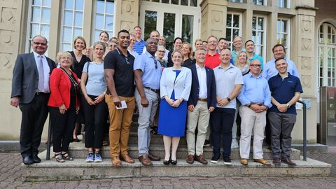 Beteiligte Vertreterinnen und Vertreter der Arbeitgruppe schauen in die Kamera.
