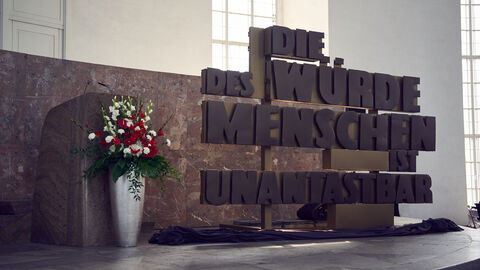 Schriftzug "Die Würde des Menschen ist unantastbar" Schriftzug "Die Würde des Menschen ist unantastbar"