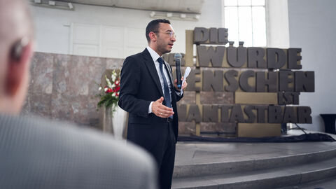 Oberbürgermeister Josef vor Denkmal  Oberbürgermeister Josef vor Denkmal