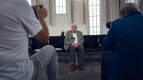 Herr Wiese auf Stuhl Herr Wiese auf Stuhl