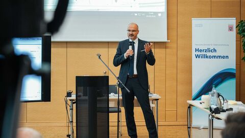 Dr. Liesching hält sein Vortrag