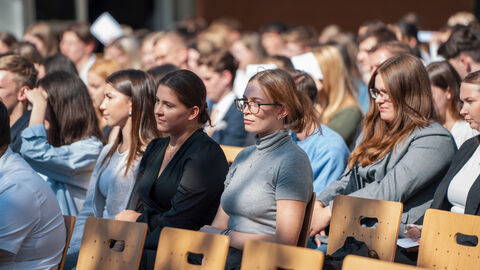Justizminister Christian Heinz vereidigt 155 neue Anwärterinnen und Anwärter