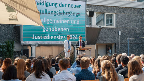 Justizminister Christian Heinz vereidigt 155 neue Anwärterinnen und Anwärter