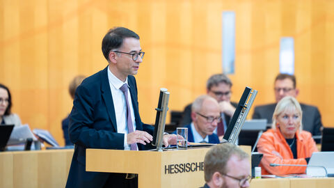 Justizminister Christian Heinz hält Rede