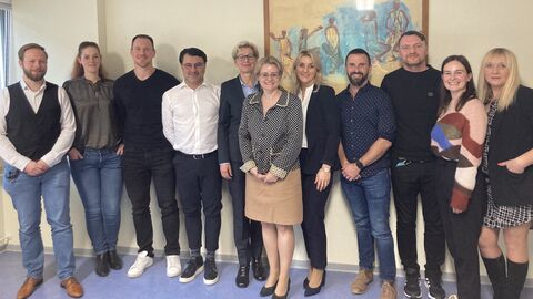 Viele Menschen stehen vor einem Bild