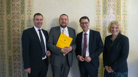 Justizminister Christian Heinz (3. v. l.) mit dem zukünftigen Präsidenten des Landgerichts Frankfurt am Main Dr. Carsten Paul (2. v. l.), dem Präsidenten des Oberlandesgerichts in Frankfurt am Main Dr. Alexander Seitz (1. v. l.) und der Vizepräsidentin des Landgerichts Frankfurt am Main Dr. Katrin Burckhardt (4. v. l.).