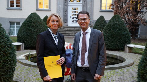 Justizminister Christian Heinz mit Gesine Wilke Justizminister Christian Heinz mit der zukünftigen Präsidentin des Amtsgerichts Darmstadt Gesine Wilke