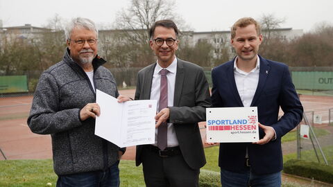 Land fördert Kirdorfer Tennisclub e. V. mit 50.000 Euro 1. Vorsitzender Bernhard Pussel, Justizminister Christian Heinz, Bürgermeister der Stadt Bad Homburg vor der Höhe Dr. Oliver Jedynak