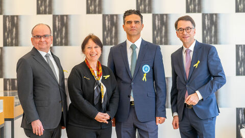 Erfahrungsaustausch mit TuS Makkabi Frankfurt e.V. Justizminister Heinz steht mit drei weiteren Personen zum Gruppenfoto aufgestellt, alle lächeln in die Kamera.