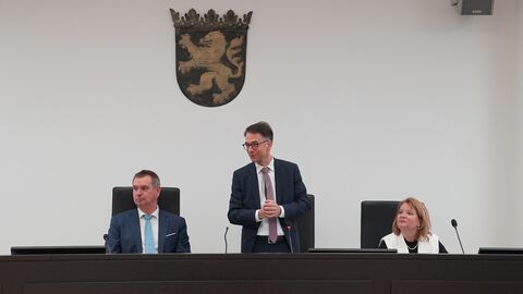 Zwei Männer und eine Frau im Gericht