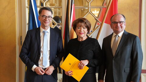 Ute Sehlbach-Schellenberg gemeinsam mit Justizminister Heinz und einer weiteren Person.