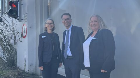 Justizminister steht vor dem Eingangstor der JVA Wiesbaden