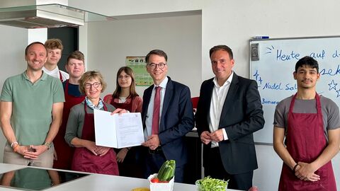 Justizminister Christian Heinz überreicht Förderbescheid an den Förderverein der Freiherr-vom-Stein-Schule in Eppstein