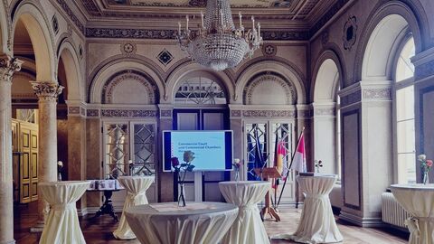 Großer Saal mit Stehtischen.