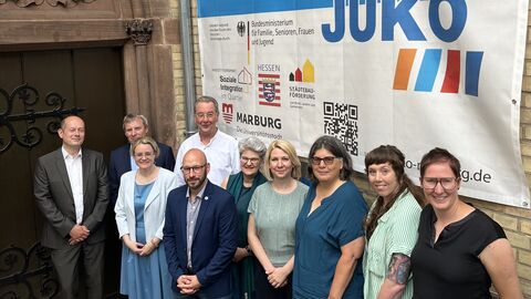 Hessens Justizstaatssekretärin Tanja Eichner mit einer Gruppe von Leuten vor einem Plakat mit der Aufschrift JUKO e.V. 