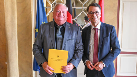 Ehrung Ehrenamtliche Landkreis Fulda Justizminister Christian Heinz bei der Urkundenübergabe mit Jürgen Schierz aus Fulda.
