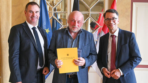 Ehrung Ehrenamtliche Schwalm-Eder-Kreis Justizminister Christian Heinz bei der Urkundenübergabe mit Gerhard Hilgenberg aus Fritzlar sowie weiteren Personen.
