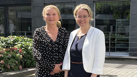 Besuch von Staatssekretärin Eichner zur Einführung der E-Akte in Hanau Justizstaatssekretärin Eichner und die leitende Oberstaatsanwältin der Staatsanwaltschaft Hanau, Annette von Schmiedeberg, stehen gemeinsam vor dem gebäude.