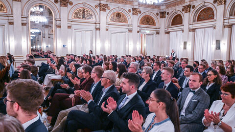 Ehrung von 60 Jura-Absolventinnen und -Absolventen Blick in den Saal voller Zuschauer der Ehrung.