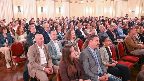 Ehrung von 60 Jura-Absolventinnen und -Absolventen Blick in den gefüllten Saal mit Zuschauern bei der Bestenehrung.