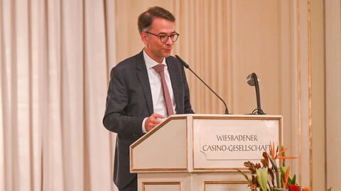Justizminister Heinz am Rednerpult bei der Bestenehrung Justizminister Heinz steht am Rednerpult bei der Bestenehrung und spricht.