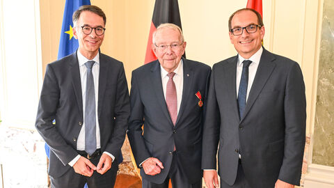 Verdienstmedaille für Georg Antonius „Toni“ Ohlenschläger Christian Heinz steht neben Georg Antonius Ohlenschläger