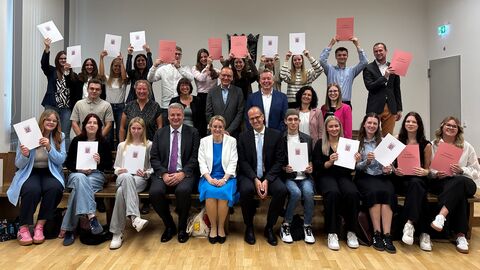 Tanja Eichner mit eine Gruppe von Auszubildenden