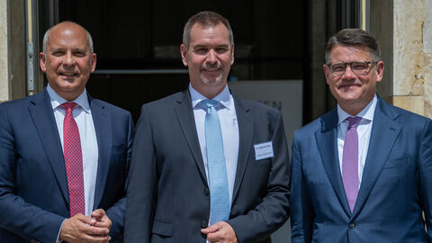 Justizminister Prof. Dr. Roman Poseck, der neue OLG-Präsident Dr. Alexander Seitz sowie Ministerpräsident Boris Rhein.