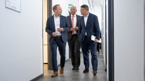 Oberstaatsanwalt Dr. Benjamin Krause, kommissarischer Leiter der ZIT mit Justizminister Roman Poseck und Ministerpräsident Boris Rhein während des Besuchs der Zentralstelle. Oberstaatsanwalt Dr. Benjamin Krause, kommissarischer Leiter der ZIT mit Justizminister Roman Poseck und Ministerpräsident Boris Rhein während des Besuchs der Zentralstelle.