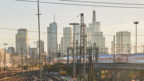 Blick auf befahrene Schienen, die in den Frankfurter Hauptbahnhof führen