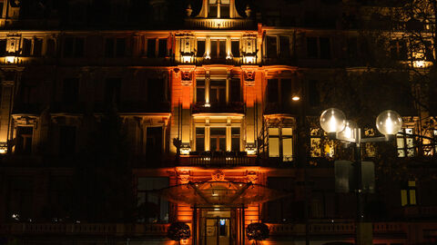 Zum Orange Day werden weltweit jedes Jahr am 25. November Gebäude und Wahrzeichen in Orange beleuchtet, um ein Zeichen gegen Gewalt an Frauen zu setzen. Das Bild zeigt die Hessische Staatskanzlei, in der am selben Tag das Frauensicherheitspaket der Hessischen Landesregierung beschlossen wurde.